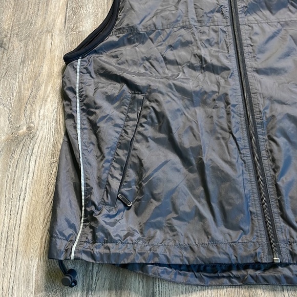 NWT Eddie Bauer Men’s Navy Blue Vest, size medium - Picture 2 of 9